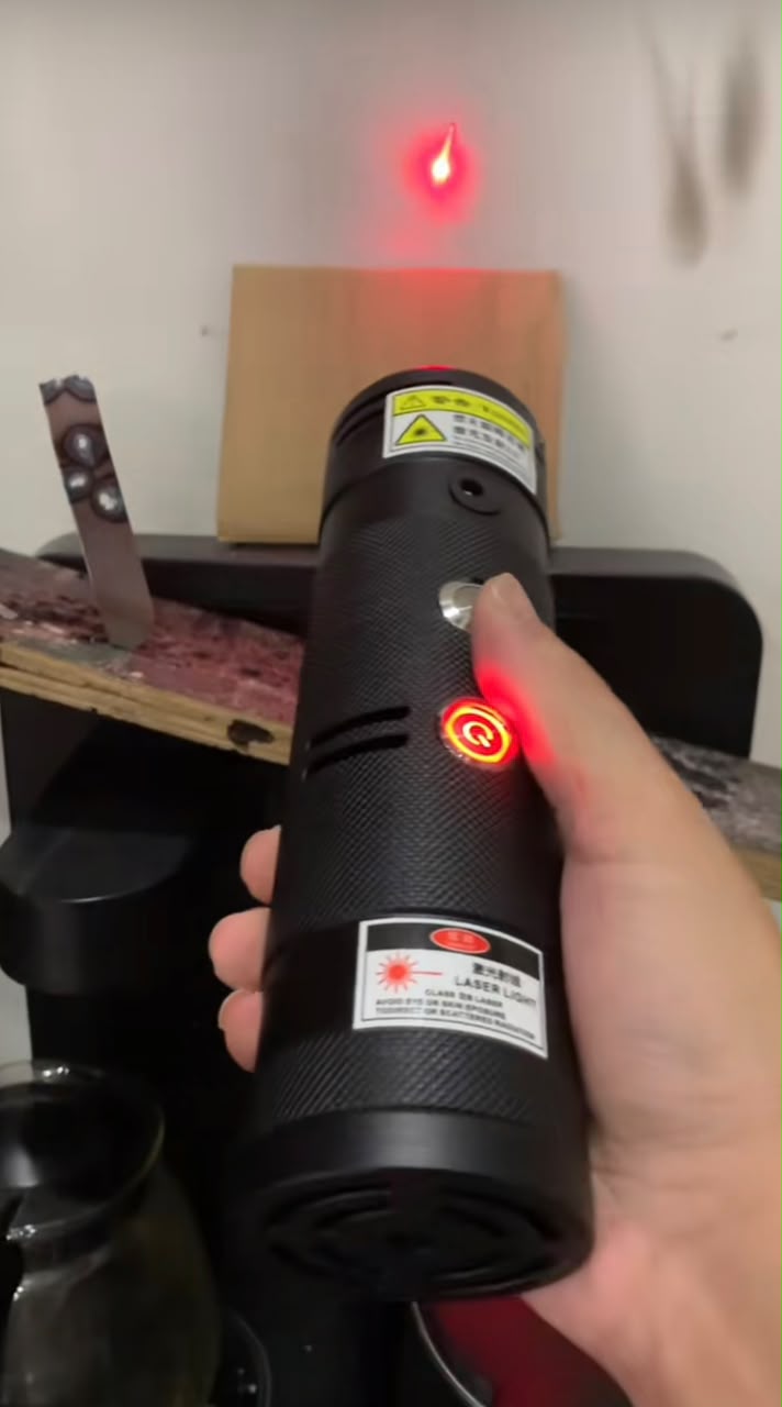 Laser vermelho de alta potência ligado na mão